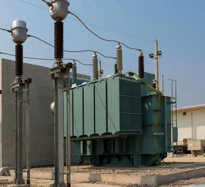Substation power transformer with high-voltage bushings and disconnect switches